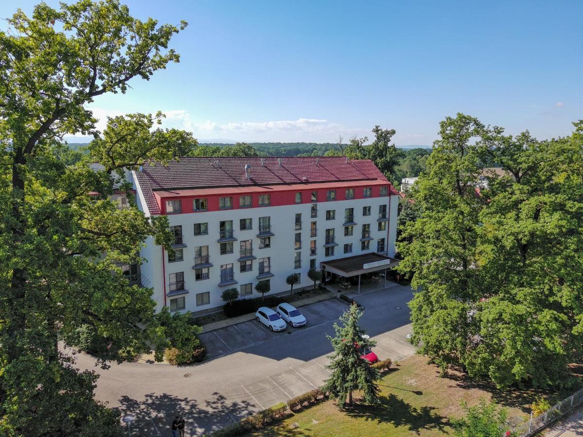 Lh Parkhotel Hluboka Nad Vltavou Congress & Wellness Buitenkant foto